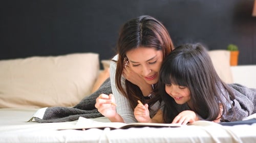Mom_Daughter_letterwriting