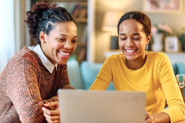 Parents can help their child in case of technical difficulties and inform the teacher if the solution will take time. This help alleviates stress. 